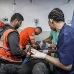 Paramédicos feridos pelos bombardeios israelenses recebem cuidados no Hospital al-Shifa, na Cidade de Gaza, em 16 de outubro de 2023 [Ali Jadallah/Agência Anadolu]