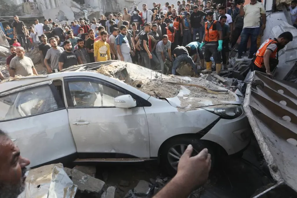 Vista de um carro destruído enquanto os ataques israelenses continuam a causar destruição no 24º dia em Rafah, Gaza, em 30 de outubro de 2023 [Abed Rahim Khatib - Agência Anadolu].