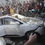 Vista de um carro destruído enquanto os ataques israelenses continuam a causar destruição no 24º dia em Rafah, Gaza, em 30 de outubro de 2023 [Abed Rahim Khatib - Agência Anadolu].