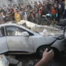 Vista de um carro destruído enquanto os ataques israelenses continuam a causar destruição no 24º dia em Rafah, Gaza, em 30 de outubro de 2023 [Abed Rahim Khatib - Agência Anadolu].