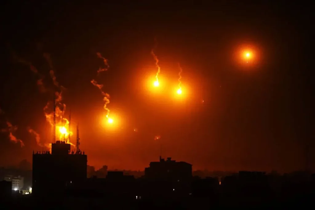 Bombardeios israelenses a al-Sudaniya, no noroeste de Gaza, em 30 de outubro de 2023 [Ali Jadallah/Agência Anadolu]