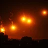 Bombardeios israelenses a al-Sudaniya, no noroeste de Gaza, em 30 de outubro de 2023 [Ali Jadallah/Agência Anadolu]
