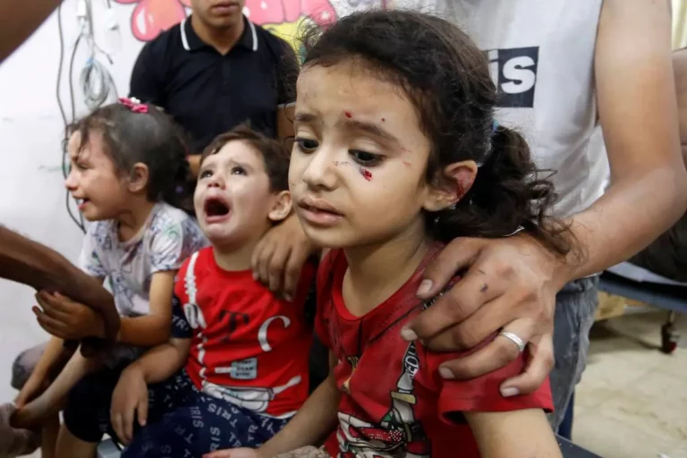 Pessoas feridas, incluindo crianças, em ataques israelenses estão sendo tratadas no Hospital Al-Aqsa Martyrs em Deir Al Balah, Gaza, em 05 de novembro de 2023 [Ashraf Amra - Agência Anadolu]