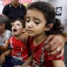 Pessoas feridas, incluindo crianças, em ataques israelenses estão sendo tratadas no Hospital Al-Aqsa Martyrs em Deir Al Balah, Gaza, em 05 de novembro de 2023 [Ashraf Amra - Agência Anadolu]