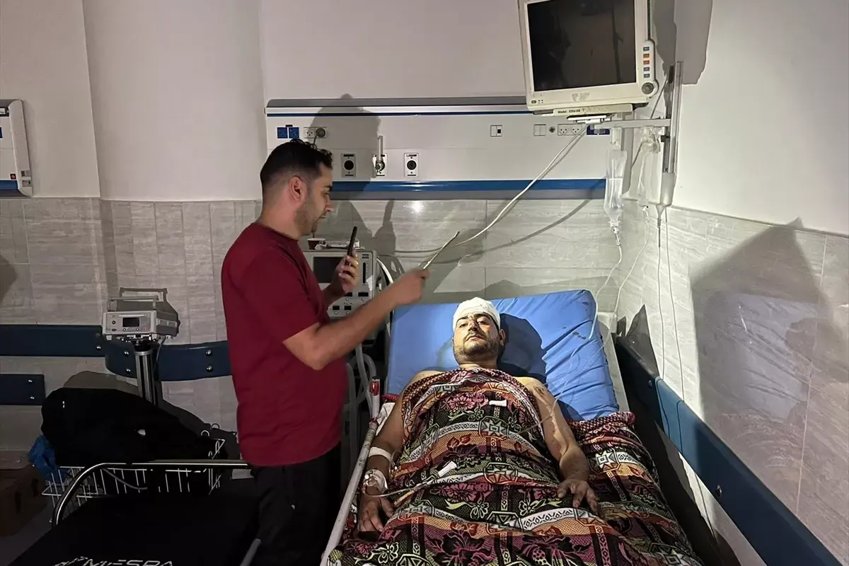 Nas últimas 24 horas, os hospitais em Gaza têm estado sob bombardeios implacáveis. O complexo hospitalar de Al Shifa, a maior unidade de saúde onde a equipe de MSF ainda trabalha, foi atingido diversas vezes, inclusive nos departamentos de maternidade e ambulatório, resultando em múltiplas mortes e feridos. As hostilidades em torno do hospital não pararam. Equipes de MSF e centenas de pacientes ainda estão dentro do hospital Al Shifa. MSF reitera urgentemente o seu apelo ao fim dos ataques contra hospitais, a um cessar-fogo imediato e à proteção das instalações médicas, do pessoal médico e dos pacientes. “Estamos sendo mortos aqui, por favor, faça alguma coisa”, escreveu esta manhã um enfermeiro de MSF do porão do hospital Al Shifa, onde ele e sua família estavam se abrigando dos incessantes bombardeios. “Quatro ou cinco famílias estão abrigadas agora no porão; o bombardeio está tão perto que meus filhos estão chorando e gritando de medo. ” “A situação em Al Shifa é verdadeiramente catastrófica. Apelamos ao governo israelense para que cesse este ataque implacável ao sistema de saúde de Gaza. Nossa equipe e pacientes estão dentro do hospital Al Shifa, onde os bombardeios pesados não pararam desde ontem”, diz Ann Taylor, coordenadora-geral de MSF nos Territórios Palestinos. O hospital Al Shifa é o principal complexo hospitalar da Faixa de Gaza, com 700 leitos, que presta atendimento emergencial e cirúrgico. Atualmente, não há outras instalações na Faixa capazes de admitir e tratar tantos pacientes com lesões complexas, por vezes fatais. Apesar dos ataques regulares e da escassez, a equipe conseguiu manter o hospital operacional. Ontem (10/11), o hospital Al Shifa ficou sem energia elétrica. As ambulâncias não podem mais se mover para recolher os feridos, e o bombardeio ininterrupto impede a evacuação de pacientes e profissionais. No momento em que este artigo foi escrito, nossa equipe estava testemunhando pessoas sendo baleadas enquanto tentavam fugir do hospital. “Há muitos pacientes já operados e que não conseguem andar. Eles não podem ser evacuados”, disse o Dr. Mohammed Obeid, cirurgião de MSF no hospital Al Shifa. “Precisamos de uma ambulância para transportá-los, não temos ambulâncias para evacuar todos esses pacientes”. "Não podemos sair porque de ontem de manhã até agora operamos cerca de 25 pacientes. Se eu não estiver aqui ou o outro cirurgião, quem cuidará dos pacientes?”, questiona Obeid. “Há um paciente que precisa de cirurgia, outro que já está dormindo [sob anestesia].” MSF denuncia a sentença de morte de civis atualmente presos no hospital Al Shifa, assinada pelos militares israelenses. É necessário que haja um cessar-fogo urgente e incondicional por todas as partes em conflito; a ajuda humanitária tem de ser fornecida agora a toda a Faixa de Gaza. MSF perdeu contato com um cirurgião que trabalha e se abriga no hospital Al-Quds com sua família. Outras instalações de saúde, incluindo o hospital Al Rantisi, que MSF também apoiou no passado, teriam sido cercadas por tanques israelenses. Instamos os EUA, o Reino Unido, o Canadá, os Estados-membros da Liga dos Estados Árabes, os Estados-membros da Organização de Cooperação Islâmica e a União Europeia, que repetidamente apelaram ao respeito do Direito Internacional Humanitário (DIH), a tomarem medidas para garantir um cessar-fogo agora. Os horrores que se desenrolam diante dos nossos olhos em Gaza mostram claramente que os apelos à contenção e à adesão ao DIH foram ignorados. Trabalhar com o objetivo de alcançar um cessar-fogo é a forma mais eficaz de garantir a proteção dos civis. Milhares de pessoas ficaram feridas desde 7 de outubro, muitas das quais estão em estado crítico e necessitarão de cirurgias complexas e tratamento prolongado durante semanas, senão meses. Isto só pode ser feito com um cessar-fogo total e o fornecimento incondicional de ajuda humanitária, incluindo o acesso a alimentos, combustível e água; a sobrevivência das pessoas em Gaza depende diss