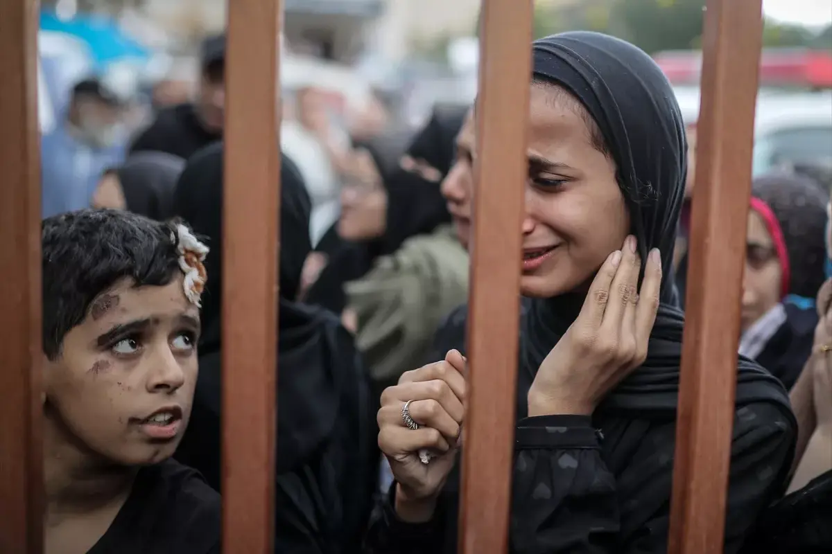 Parentes das vítimas, mortas nos ataques aéreos israelenses, lamentam enquanto retiram os corpos do necrotério do Hospital Nasser para a cerimônia fúnebre enquanto os ataques do exército israelense continuam em Khan Yunis, Gaza, em 14 de novembro de 2023. [Belal Khaled/Agência Anadolu ]