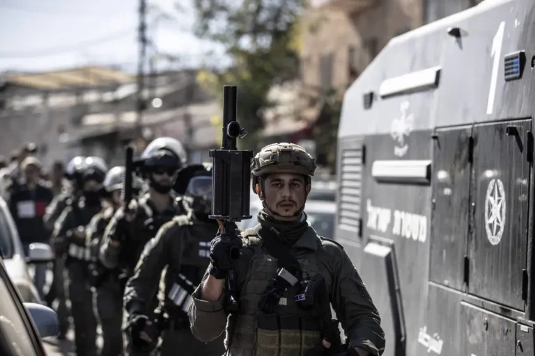 Forças israelenses em Jerusalém Oriental em 24 de novembro de 2023 [Mostafa Alkharouf/Anadolu Agency]