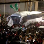 Prisioneiros palestinos libertados chegam a Beitunia, a oeste de Ramallah, com veículos da Cruz Vermelha Internacional sob o acordo sobre a pausa humanitária de quatro dias em Ramallah, Cisjordânia, em 24 de novembro de 2023. [Issam Rimawi /Agência Anadolu].