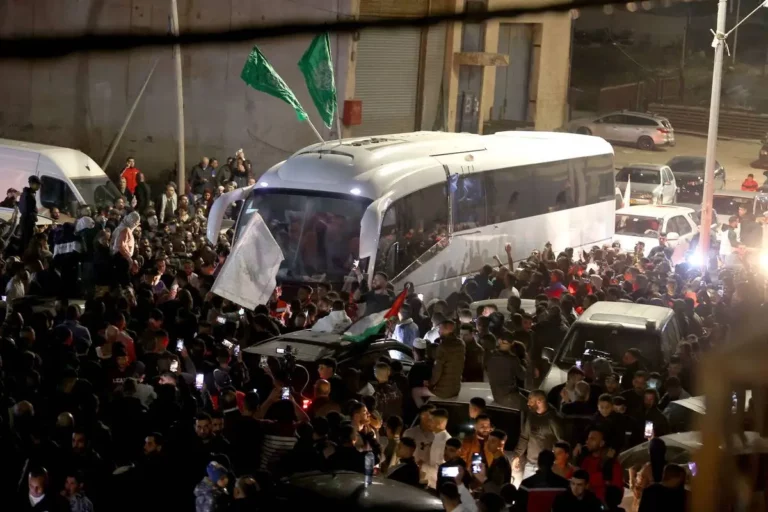 Prisioneiros palestinos libertados chegam a Beitunia, a oeste de Ramallah, com veículos da Cruz Vermelha Internacional sob o acordo sobre a pausa humanitária de quatro dias em Ramallah, Cisjordânia, em 24 de novembro de 2023. [Issam Rimawi /Agência Anadolu].