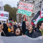 Protesto pró-Palestina pede cessar-fogo imediato em Gaza, no centro de Londres, em 28 de outubro de 2023 [Mark Kerrison/In Pictures via Getty Images]