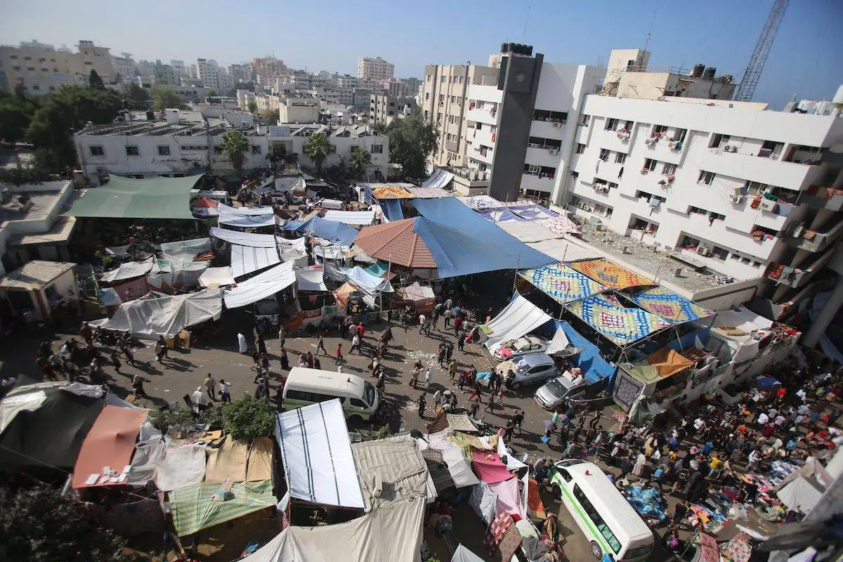 Uma vista aérea mostra o complexo do hospital Al-Shifa na Cidade de Gaza em 7 de novembro de 2023, em meio às contínuas batalhas entre Israel e o grupo palestino Hamas. [Bashar Taleb/AFP via Getty Images]