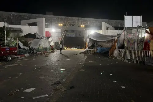 Cães de rua são vistos comendo corpos no Hospital al-Shifa, em Gaza