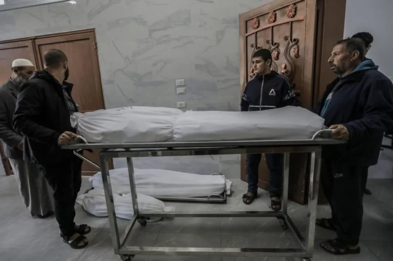 Palestinos reúnem os corpos das vítimas dos bombardeios israelenses a Khan Yunis, na Faixa de Gaza, em 23 de novembro de 2023 [Ahmad Hasaballah/Getty Images]