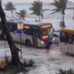 Um jovem de 16 anos está desaparecido após desaparecer no mar durante uma ressaca em Ipanema, no Rio de Janeiro. O mar invadiu o calçadão e afetou banhistas.