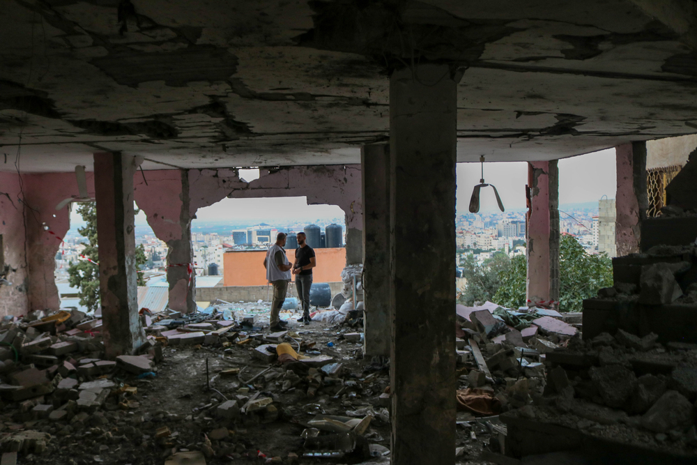 Equipe de MSF em mesquita destruída por ataque aéreo que matou dois palestinos no acampamento de refugiados de Jenin, em 22 de outubro de 2023. © MSF/Faris Al-Jawad