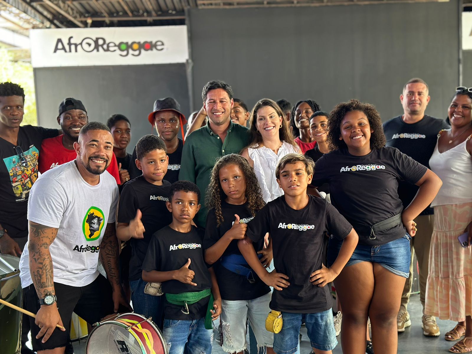 Senador Rodrigo Cunha equipe do AfroReggae - Foto: Joice Bento