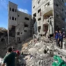Ruínas deixadas pelos bombardeios israelenses ao campo de refugiados de Nuseirat, em Gaza, 17 de novembro de 2023 [Mohammed Asad/MEMO]