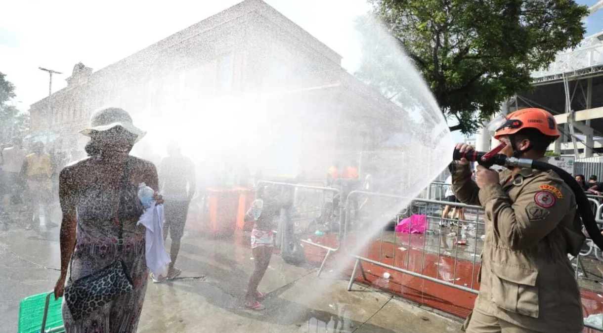 Bombeiros refrescam público na entrada do estádio do Engenhão, que receberia mais um show de Taylor Swift neste sábado (18) CBMERJ