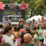 Parada LGBTI+ ocupa orla de Copacabana contra retrocessos