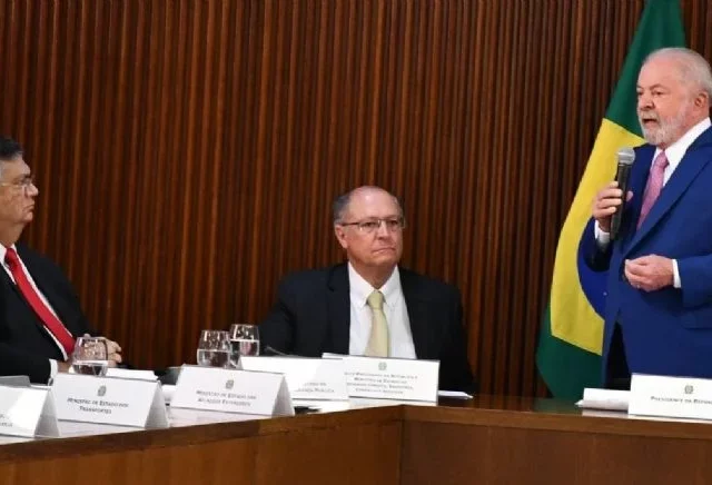 Lula com Geraldo Alckmin e Flávio Dino. Isaac Amorim/MJSP