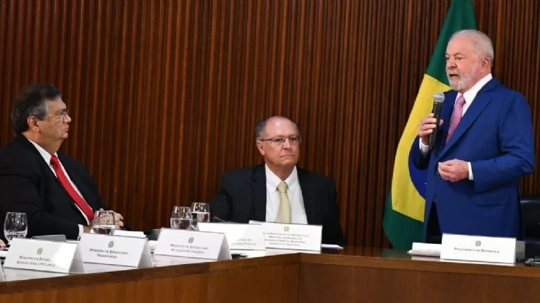 Lula com Geraldo Alckmin e Flávio Dino. Isaac Amorim/MJSP