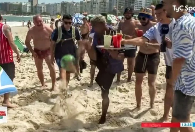 Carioca não deixa barato e tira muita onda com argentinos na praia da Copacabana - Imagem: TyC Sports/Reprodução