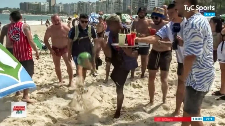 Carioca não deixa barato e tira muita onda com argentinos na praia da Copacabana - Imagem: TyC Sports/Reprodução