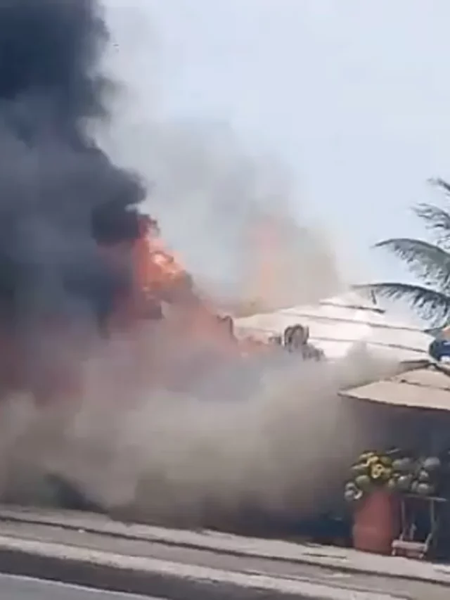 Um quiosque pegou fogo na praia da Barra da Tijuca, na Zona Oeste do Rio de Janeiro, na manhã desta segunda-feira (6). O incêndio causou interdição na Avenida Lúcio Costa
