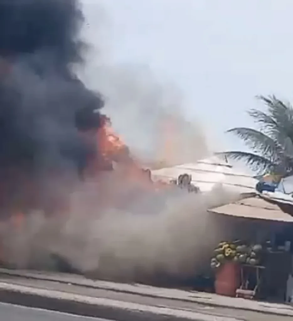 Um quiosque pegou fogo na praia da Barra da Tijuca, na Zona Oeste do Rio de Janeiro, na manhã desta segunda-feira (6). O incêndio causou interdição na Avenida Lúcio Costa