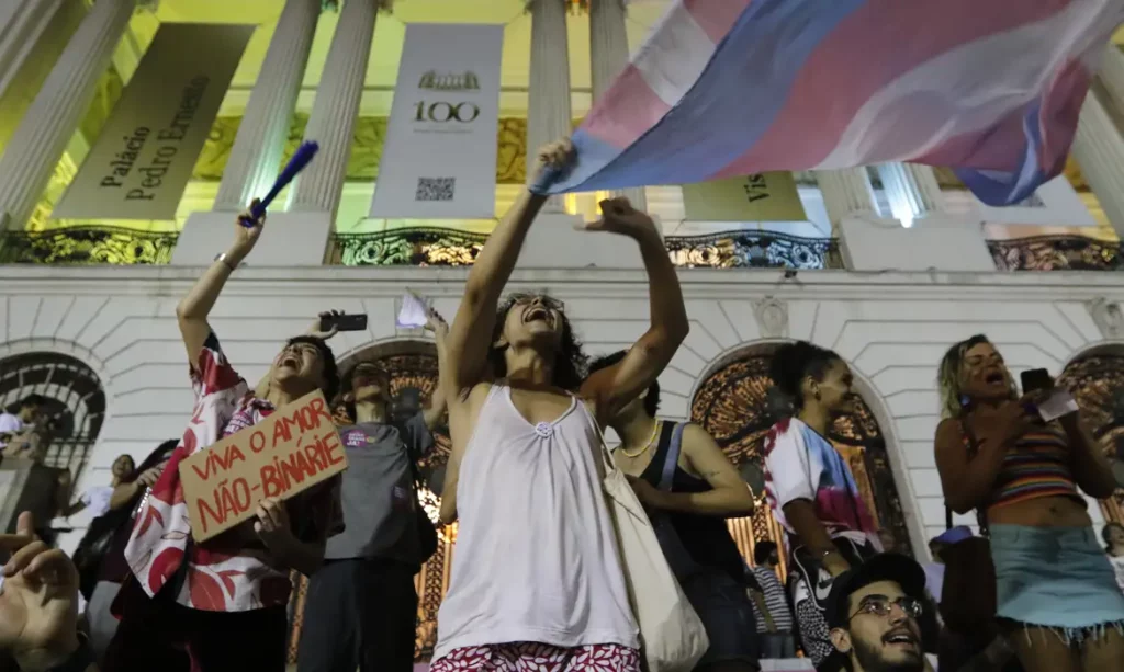 Trans e travestis marcham por equidade no centro do Rio