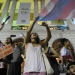 Trans e travestis marcham por equidade no centro do Rio