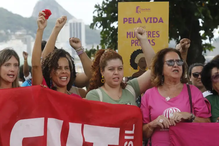 Rio de Janeiro - Mulheres protestam em Copacabana contra violência e feminicídio - Foto Fernando Frazão/Agência Brasil