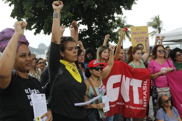 Protesto lembra mulheres vítimas de feminicídio, em Copacabana, no Dia Internacional pela Eliminação da Violência contra a Mulher. Foto: Fernando Frazão/Agência Brasil
