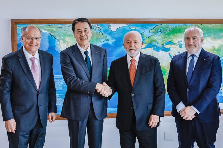 Presidente Lula e o vice-presidente e ministro Geraldo Alckmin receberam o CEO Global da Nissan Corporation, Makoto Uchida - Foto: Ricardo Stuckert / PR