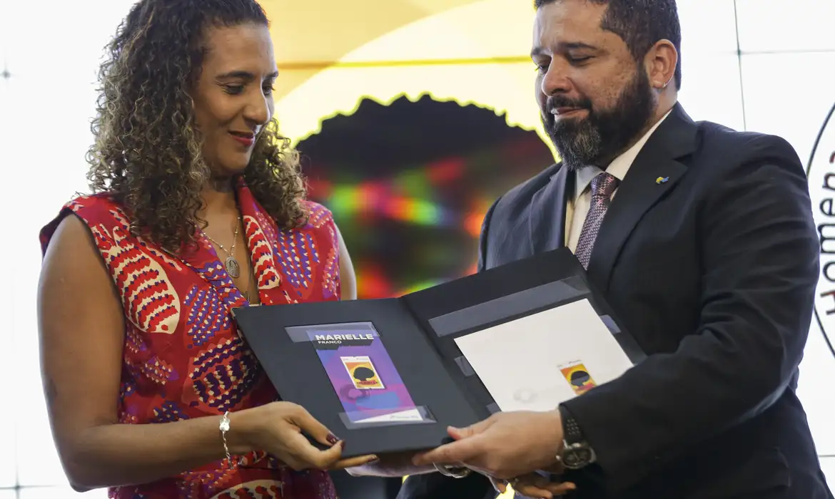 Correios lançam selo postal em homenagem a Marielle Franco
