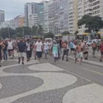 Torcida organizada do Fluminense ataca torcedores do Boca Juniors em Copacabana — Foto: Reprodução