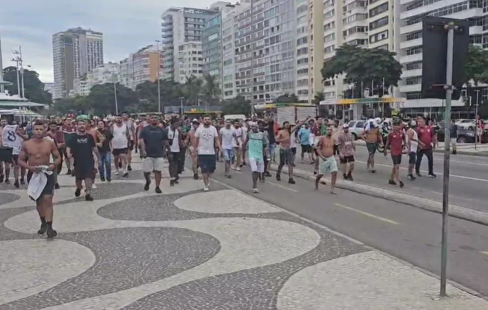 Torcida organizada do Fluminense ataca torcedores do Boca Juniors em Copacabana — Foto: Reprodução