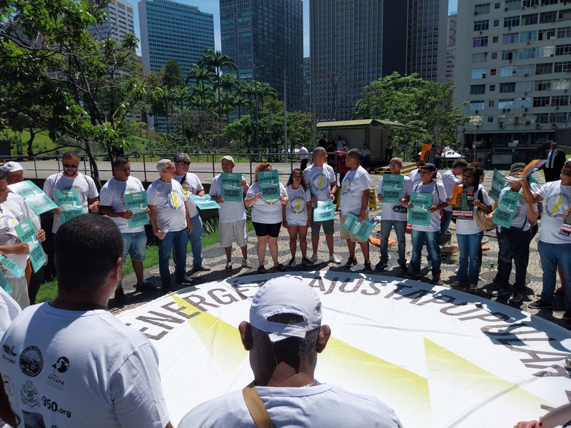 Pescadores reunidos em protesto no Rio de Janeiro, nesta sexta-feira. Crédito: 350.org