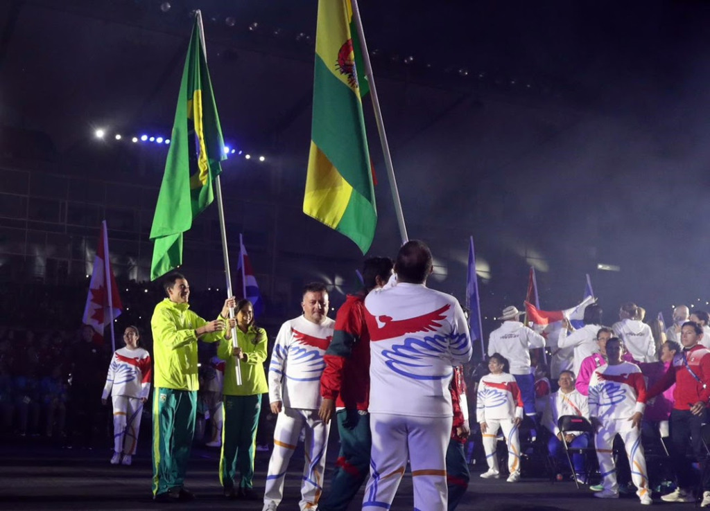 Hugo Calderano (tênis de mesa) e Nicole Pircio (ginástica rítmica) foram os porta-bandeiras do Brasil na cerimônia de encerramento
