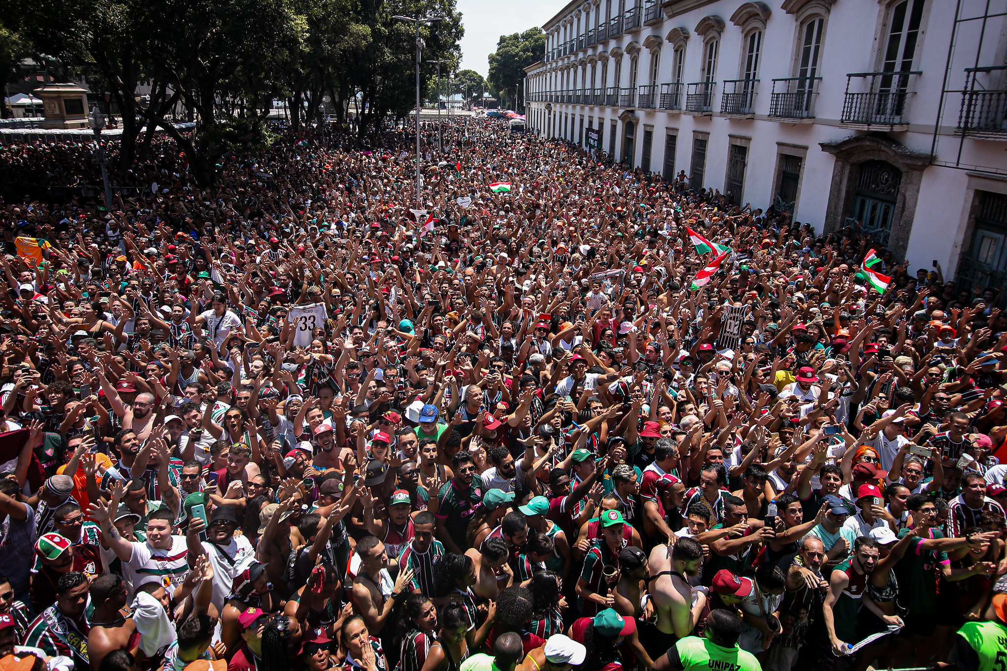 Milhares de tricolores tomam o Centro do Rio para desfile dos campeões da Libertadores