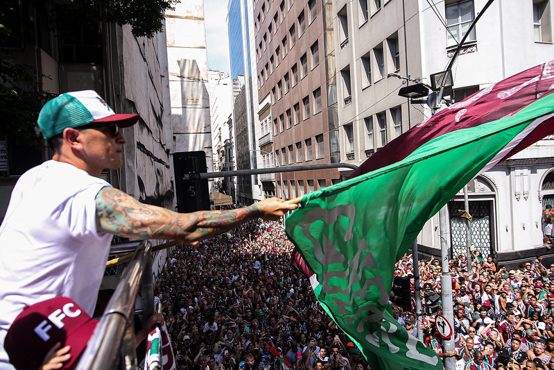 Milhares de tricolores tomam o Centro do Rio para desfile dos campeões da Libertadores