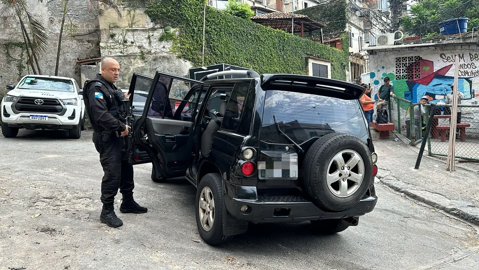 Carro recuperado no Santo Amaro — Foto: Reprodução

