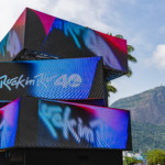 Faltando três dias para a venda do Rock in Rio Card, festival inaugura instalação artística de LED na Lagoa Rodrigo de Freitas