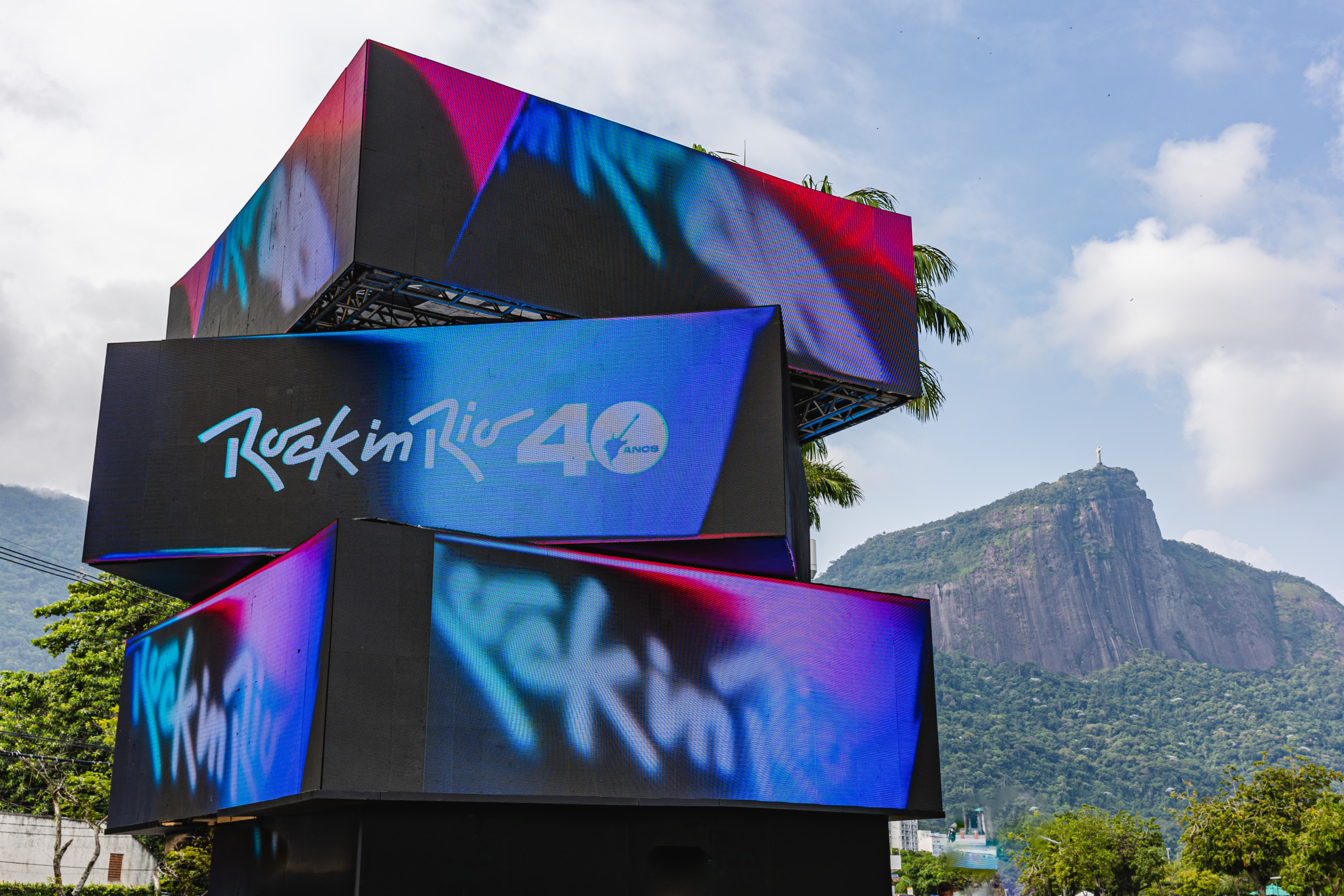 Faltando três dias para a venda do Rock in Rio Card, festival inaugura instalação artística de LED na Lagoa Rodrigo de Freitas