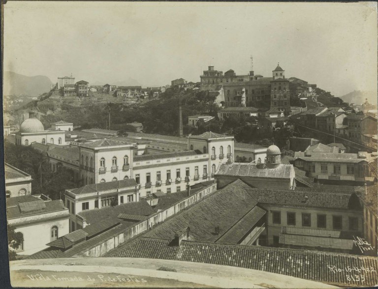 Vista do Morro do Castelo, tomada do Palácio de festas, de Augusto Malta - 1922.