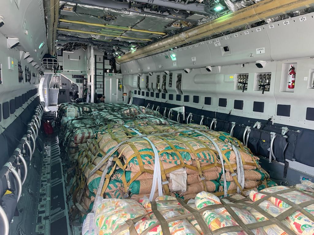 Carregamento de ajuda humanitária com 11 toneladas de alimentos decolou em cargueiro da Força Aérea Brasileira para Gaza. Foto: GOV BR / FAB
