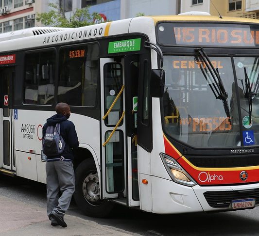 A linha 415 (Enseada de Botafogo x Usina) será uma das alternativas para quem vai para Copacabana - Rafael Catarcione/Prefeitura do Rio