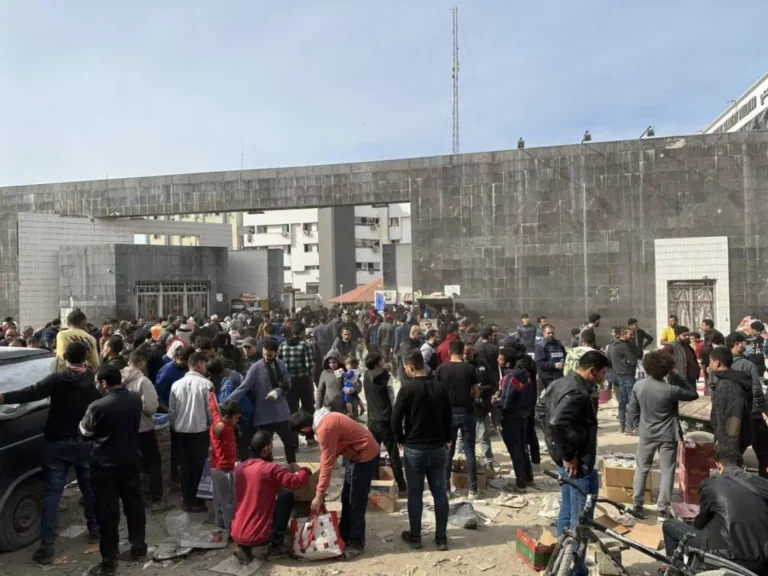 Palestinos deslocados buscam abrigo nos arredores do Hospital al-Shifa, em meio aos bombardeios israelenses, na Cidade de Gaza, em 10 de dezembro de 2023 [Abdulqader Sabbah/Agência Anadolu]