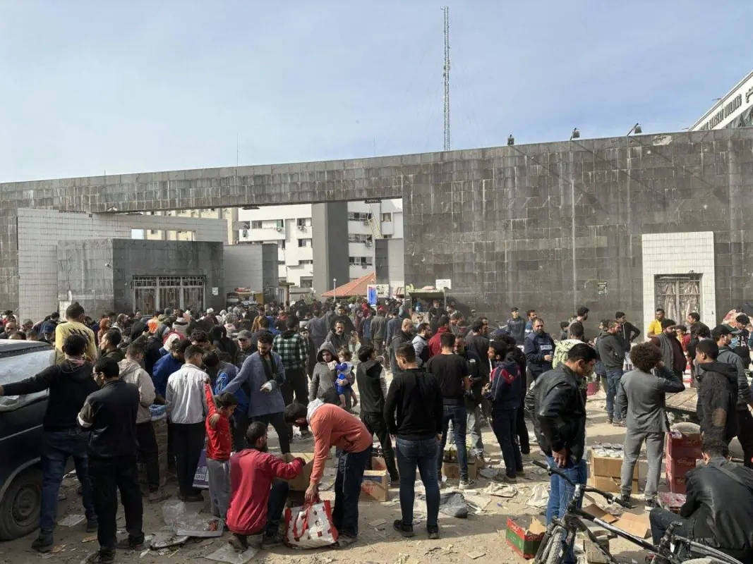 Palestinos deslocados buscam abrigo nos arredores do Hospital al-Shifa, em meio aos bombardeios israelenses, na Cidade de Gaza, em 10 de dezembro de 2023 [Abdulqader Sabbah/Agência Anadolu]