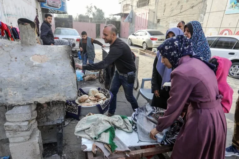Palestinos fazem pão sob os bombardeios de Israel, em Rafah, no sul de Gaza, em 20 de dezembro de 2023 [Abed Rahim Khatib/Agência Anadolu]